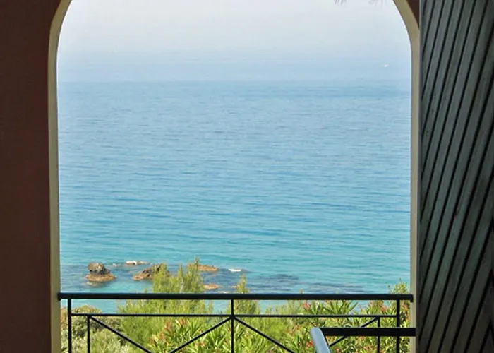 With Swimming Pool And Sea View - פלקאס